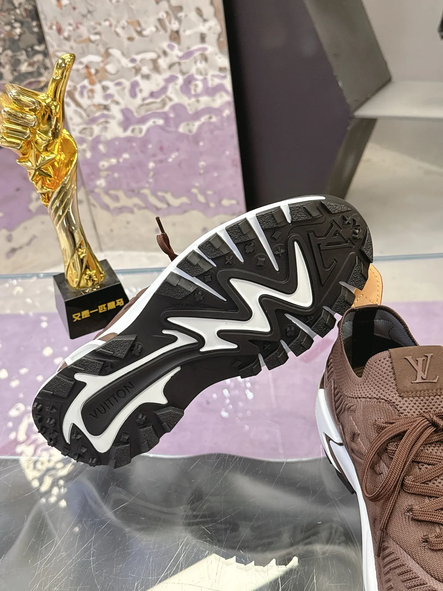Men's men's shoes: 660💰 LV Louis Vuitton L Jialu brand Runner Tatic series thick-soled casual sports shoes running shoes original purchase development and production This LV Runner Tatic sports shoe is blended with fly woven fabric material to interpret the inspiration of traditional mountaineering shoes. The LV letters are written on one side, the Louis Vuitton logo, and the light and wear-resistant rubber outsole complete the whole package. The delivery counter is exquisitely packaged🛍📦 ▪️Fabrics: Original imported custom fly-knit fabric ▪️Inner lining: Original custom-made breathable mesh ▪️Sole: Original molded anti-slip rubber combination material ▪️Sole thickness: 4CM ▪️Size: Men's 39-45